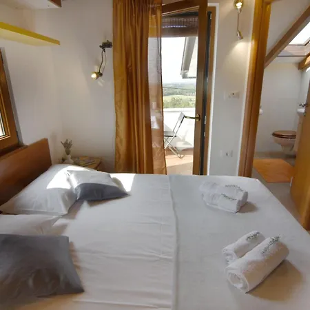 Retreat In Gornji Picudo أوماغ