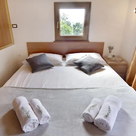 Retreat In Gornji Picudo أوماغ