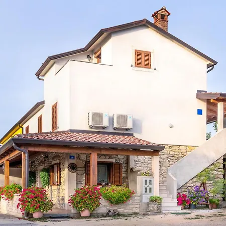 Retreat In Gornji Picudo * أوماغ